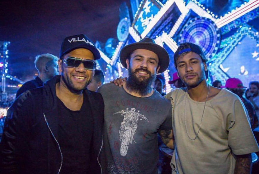 Show. Os jogadores DANIEL ALVES e NEYMAR entre o cantor MATEUS, da dupla com Jorge, curtindo o primeiro dia do Villa Mix Festival, no sábado (01), em Goiânia