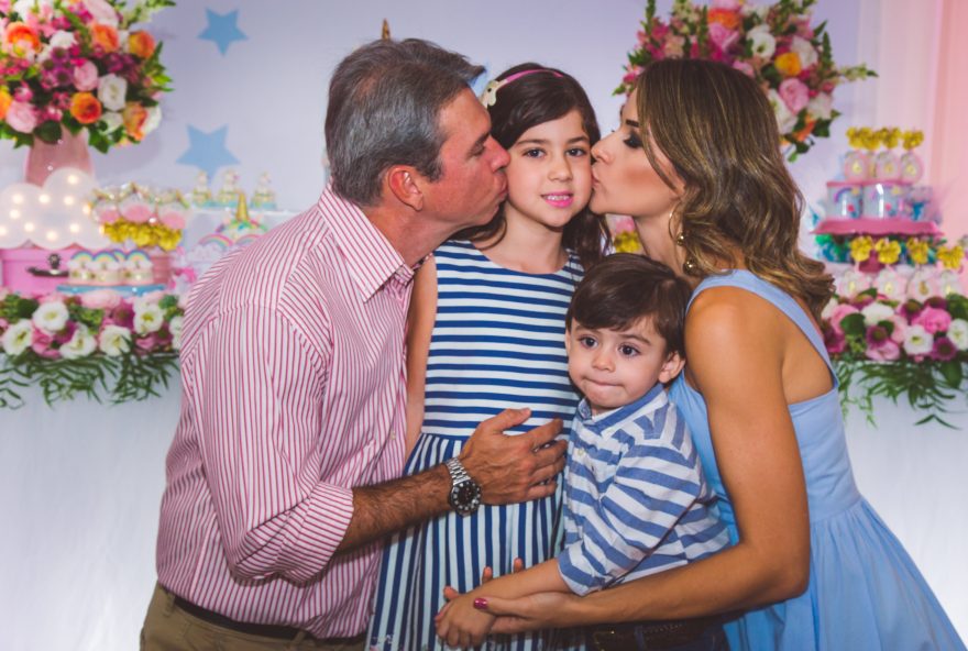 Aniversário – A digital influencer JANAÍNA BRITO escolheu o tema unicórnio para o aniversário de seis anos de sua filha mais velha, MARIA JÚLIA. A festa aconteceu no dia 10 de julho, no Upa Festas. Nas fotos estão o pai da criança, BRENO BRITO e o BRENO FILHO