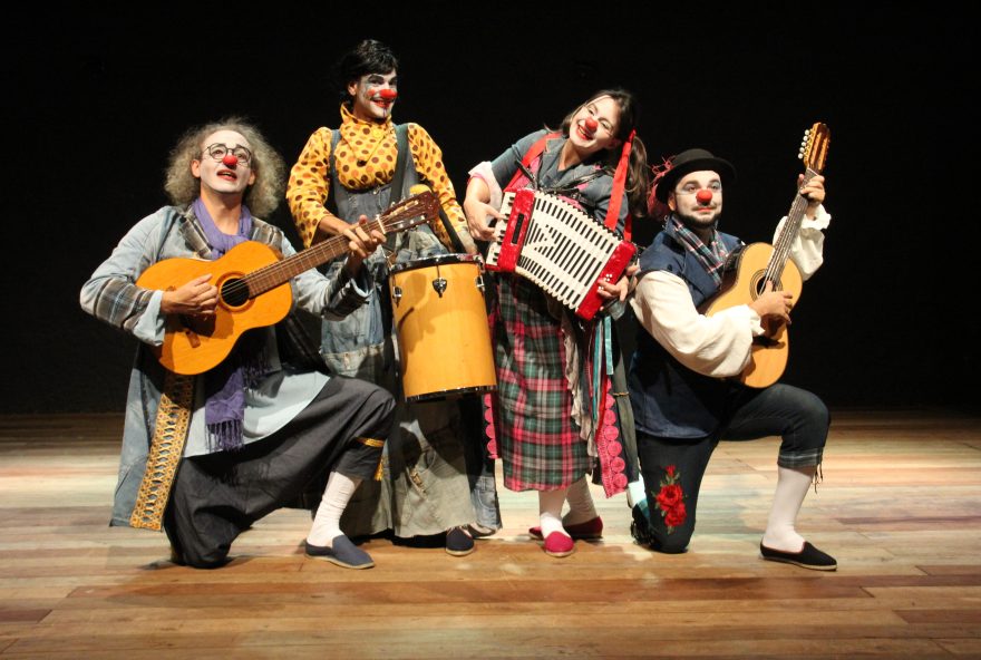 ESPETÁCULO. Os atores Lino Calaça, Francisco Nikollay, Sol Silveira e João Bosco Amaral encenam a peça O Doente Imaginário que estreia hoje e segue até sexta, no Teatro do Centro Municipal de Cultura Goiânia Ouro. A entrada é gratuita (FOTO: GILSON P. BORGES)