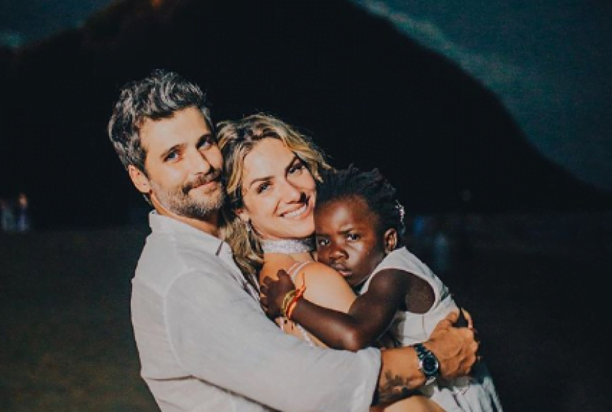 PARAÍSO Os atores Bruno Gagliasso e Giowanna Ewbank com a filha Titi escolheram Fernando de Noronha (PE) para a chegada do ano novo (FOTO: RAUL ARAGÃO)