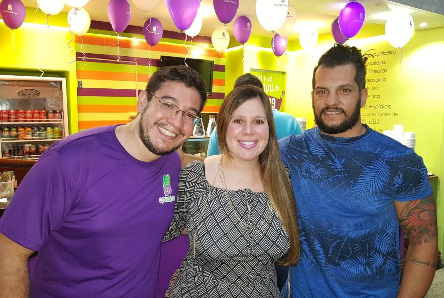 Os empresários Luiz Aurélio e Elisa Pargendler inauguraram mais uma unidade do Açaí Sublime, no Shopping Buena Vista, na última terça-feira (3). O cantor Bruno Teles(à dir.) foi prestigiar o evento