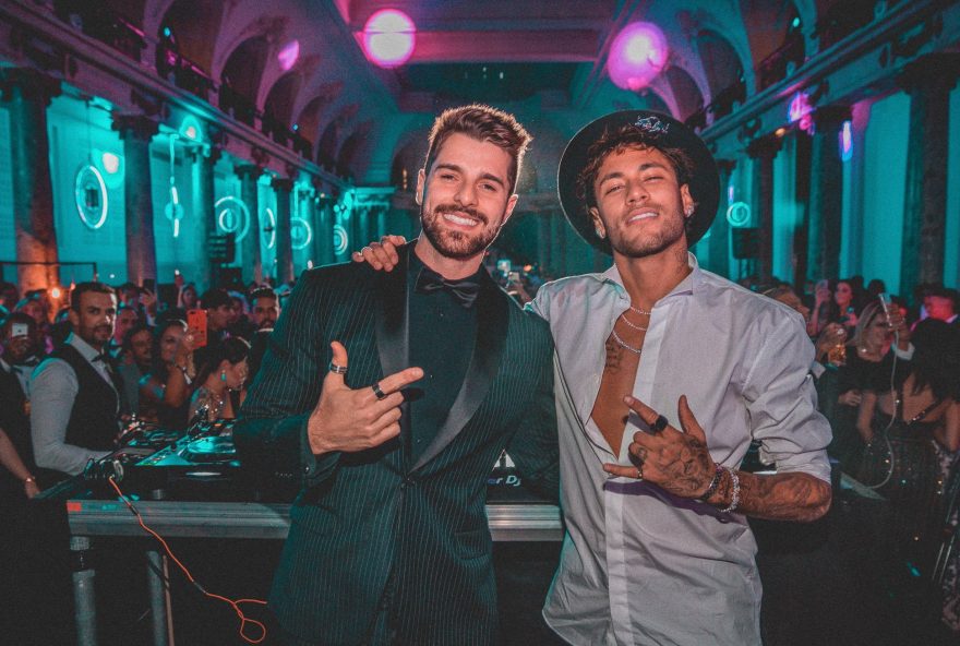 NA FRANÇA. Alok, eleito o 19° melhor DJ do mundo pela revista DJ MAG em 2017, agitou a festa de aniversário do jogador Neymar, que aconteceu na noite deste último domingo, dia 4, em Paris

(FOTO: ALISSON DEMETRIO)