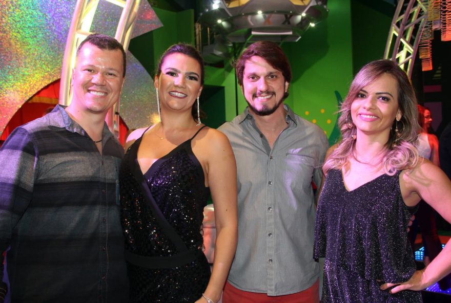 Os casais Airton Braga Junior e Fernanda Seixas, Daniel di Rezende e Renata Maeve Faleiros comemoram o sucesso da primeira edição da Festa PlocX 80, realizada na Casa X para os “altinhos”