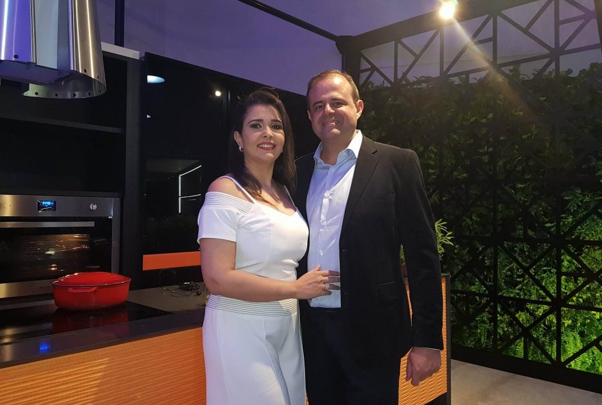 DECORAÇÃO Os empresários Ricardo Ponce e Roberta Gontijo receberam convidados em festa na abertura do novo showroom da OGGI Ambientes