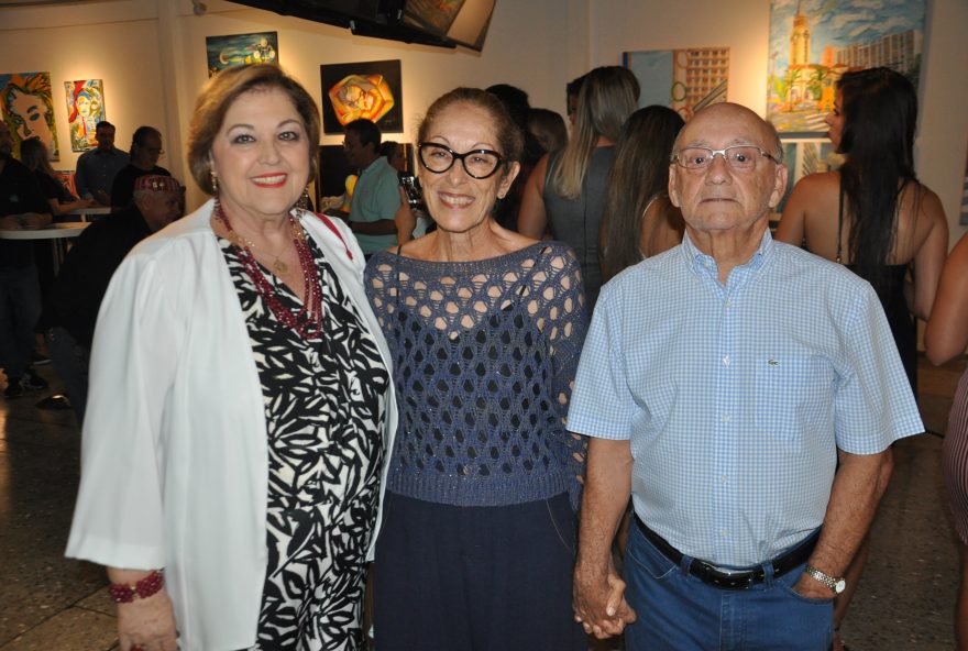 ARTE. A curadora da exposição, Helena Vasconcelos (à esq.), recebeu entre os convidados da 15ª mostra do projeto Arte no HGG que reúne obras cedidas voluntariamente por artistas goianos e nacionais, a artista plástica e fotógrafa Heliana de Almeida com o marido, o geógrafo Ricardo Leivas

(FOTO: ASCOM IDTECH/HGG)