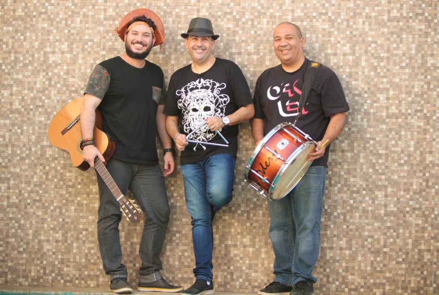 DE VOLTA A banda Zabumba Beach, composta pelos músicos Keuller Moutinho, Gustavo Pompeu e Jader Couteiro, volta ao cenário musical goiano com o melhor do forró e com os mesmos integrantes. Durante todos os domingos de janeiro eles apresentarão no Café Nice, a partir das 20 horas
FOTO: DIVULGAÇÃO