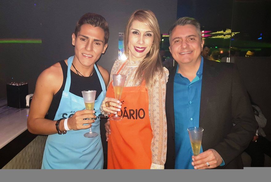 Solidariedade. O blogueiro BRAZ SIMPLÍCIO e a jornalista FLÁVIA POPOV prestigiaram o empresário FERNANDO CARVALHO, durante o evento solidário em prol do Hospital Araújo Jorge, no The Pub. Eles foram bartender por uma noite no The Pub Solidário