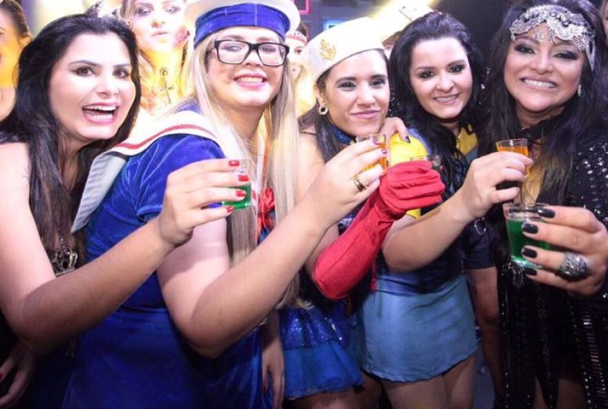 Aniversário. A empresária ROSIMEYRE NOGUEIRA (à dir.) comemorou nova idade ao lado de vários amigos, na noite de terça-feira, na Sedna Lounge. Na foto, ela posa ao lado da produtora de eventos MIRELLE PINHEIRO, responsável pela organização, as cantoras MARILIA MENDONÇA e MARAISA, da dupla com Maiara (a 4ª à dir.). A decoração foi da Inove Festas