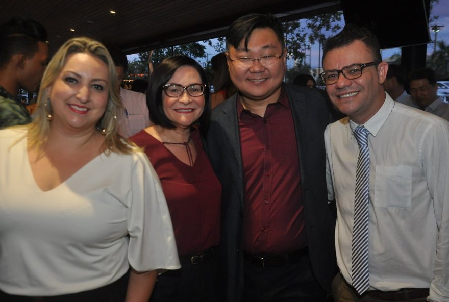 A gerente de marketing do Fujioka, ROBERTA TIBERY, FRAN TAVARES, diretor comercial do Fujioka YUKI YOSHIDA, e MARCELO MARTINS no lançamento do novo celular da série K da LG, realizado pelo Fujioka no Piquiras do Shopping Flamboyant
Foto: Suzany Marques Magalhães