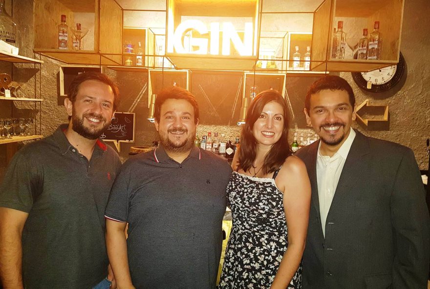 Os empresários Benício Calaça e Eduardo Peres receberam convidados durante o lançamento do Zimbro Gin&Tonic Bar, na quarta-feira (13), no Morar Mais. Na foto, com a assessora de imprensa, Maria Antonieta e o jornalista Arthur da Paz (à dir.)
FOTO: FAUSI HUMBERTO