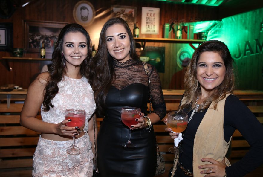 #Balada. Andressa Almeida, Tainá Jungmann e Silvia Mundim no Baile do Zeh Pretim, que aconteceu neste sábado (13), no Country Clube de Goiás