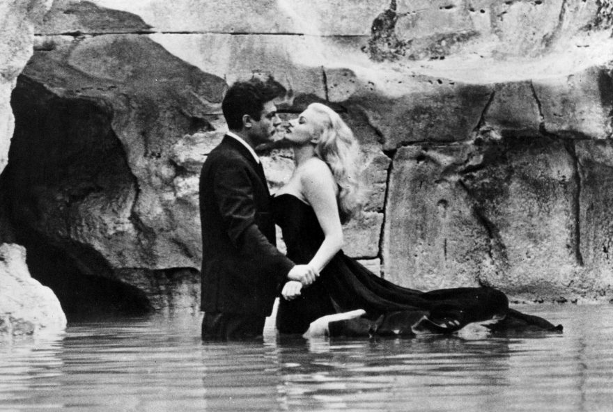 11ª Mostra O Amor, a morte e as paixões. Marcello Mastroianni e Anita Ekberg na cena clássica do filme A Doce Vida ‘La Dolce Vita’, dirigido pelo italiano Federico Fellini, será exibido hoje no Cinema Lumière Bougainville, às 10h30 e na quarta-feira, dia 21, às 17h10