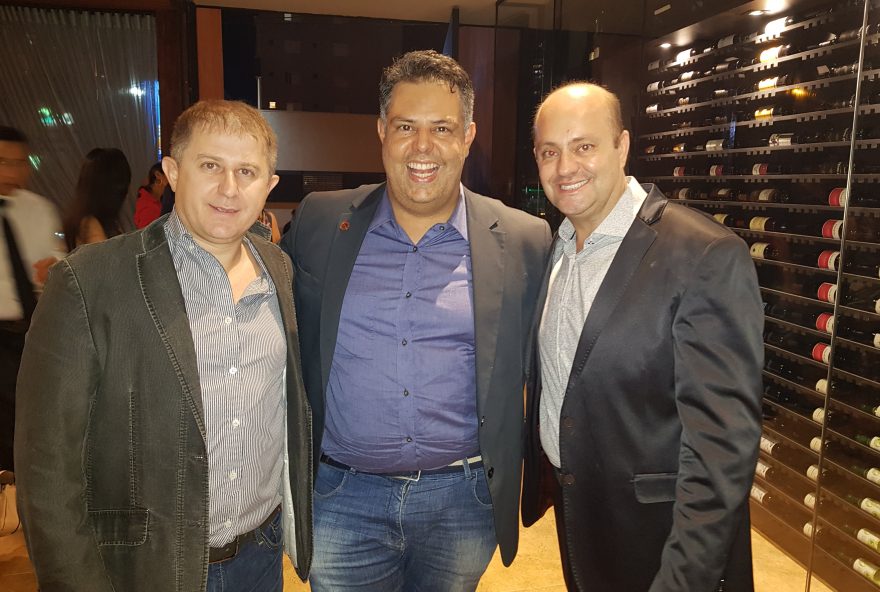 CARNES Os empresários e sócios Jaime Prezotto (à esq.) e Luiz Carlos Albuquerque receberam convidados na noite de quarta (17), durante inauguração da JP SteakHouse, no Setor Oeste. O delegado Eduardo Prado (ao centro) prestigiou o evento
(FOTO: FAUSI HUMBERTO)