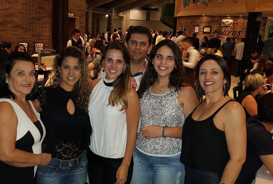 CHURRASCO Tânia Mara (à esq.) festejou nova idade na noite de terça-feira (17), na churrascaria Nativas Grill. Na foto, ela posa com Mariana Caetano, Rosana Caetano, Luciano Cascão, Laura e Sheyla Caetano