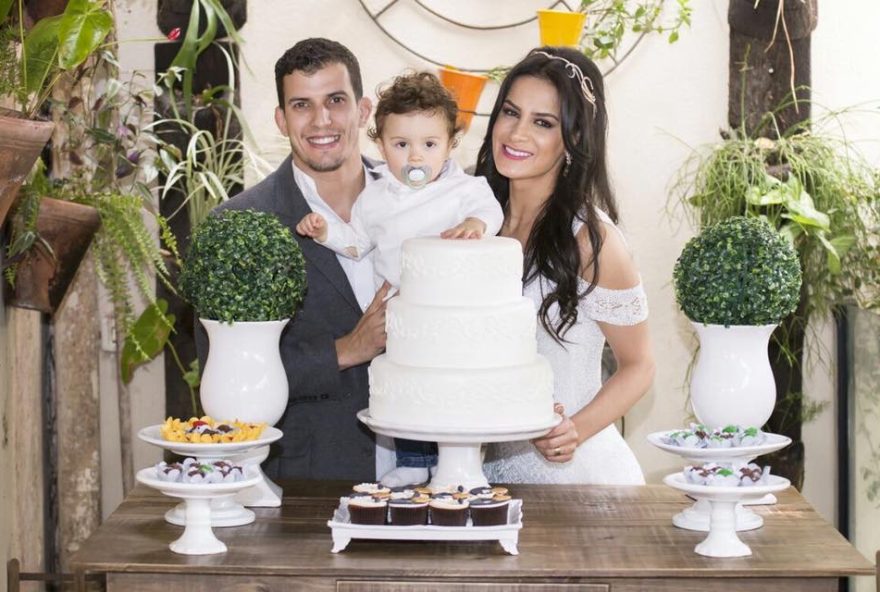 A goiana, jornalista e apresentadora Lucilene Caetano e o lutador de UFC Felipe Sertanejo oficializaram a união em São Paulo, na última segunda-feira, 14. O filho Theo, de 1 ano de idade, era só alegria 
FOTO: THIAGO PEREIRA