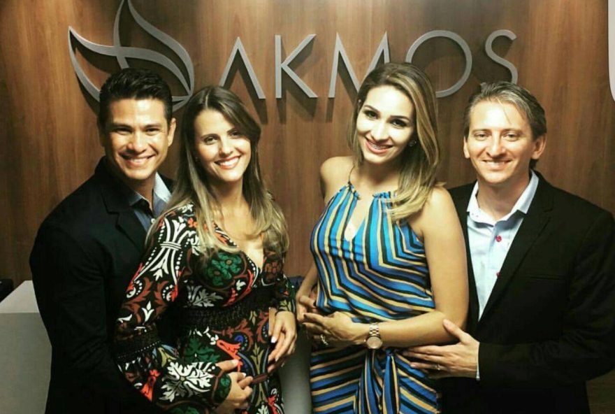 Os fundadores da Akmos, RICARDO e CAROLINA SARAIVA, posam com os franqueados de Goiânia, Rafaela Guimarães e Jaison Barbiere durante coquetel de inauguração da Akmos, na Praça do Sol, em Goiânia