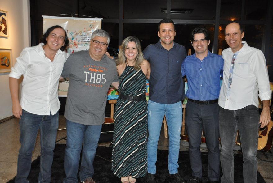 PALCO Os médicos Naur Guimarães Jr, Marcelo Nassar, Viviene Moraes, Adem Pereira, André Amadeu e Eberth Vêncio foram músicos voluntários por um dia durante apresentação do Sarau do HGG especial ao Dia do Médico para pacientes, acompanhantes e colaboradores, na última quinta-feira (19)