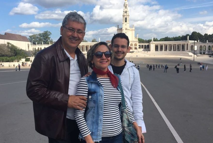 EUROPADepois de correr a meia maratona de Lisboa, a jornalista Darmélia Barbosa foi conhecer com o marido Donizete Santos e o filho Rodolfo Santos, o Santuário de Fátima, em Portugal