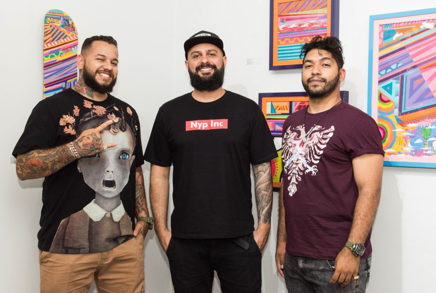 MOSTRA Roan Andrade (ao centro) recebeu os artistas visuais Daniel Toys (esquerda) e Mikael Omik, que inauguraram a exposição “Passagem” no Lowbrow Lab Arte & Boteco, na última quarta-feira (24). Além de proprietário do local, Roan é curador da mostra (FOTO:KEILA FELIX)