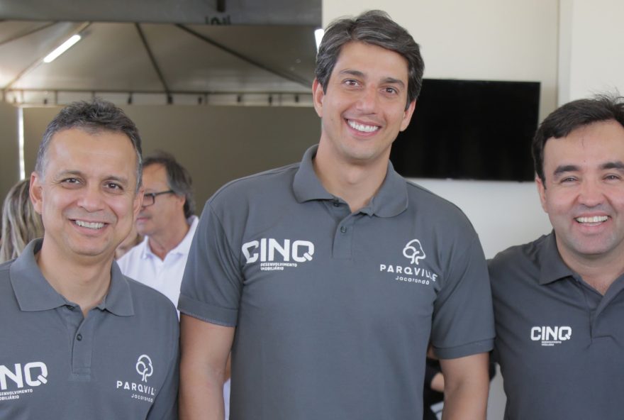 Os diretores da CINQ Desenvolvimento imobiliário Paulo Henrique Ribeiro e Eduardo Oliveira, juntamente com o diretor da URBS RT, José Humberto Carvalho ofereceram um brunch para convidados no sábado (16), no estande da CINQ Desenvolvimento Imobiliário, durante apresentação de seu novo projeto, o Parqville Jacarandá