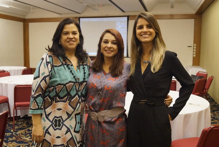 A diretora executiva e a conselheira da Junior Achievement Goiás, MARISA BRANDÃO MARTINS e SUSSY CORTÊS, receberam no Café com RH, a analista de desenvolvimento social do Instituto Embraer de Educação e Pesquisa, WANESSA OLIVEIRA. O evento mostrou a importância do voluntariado corporativo
