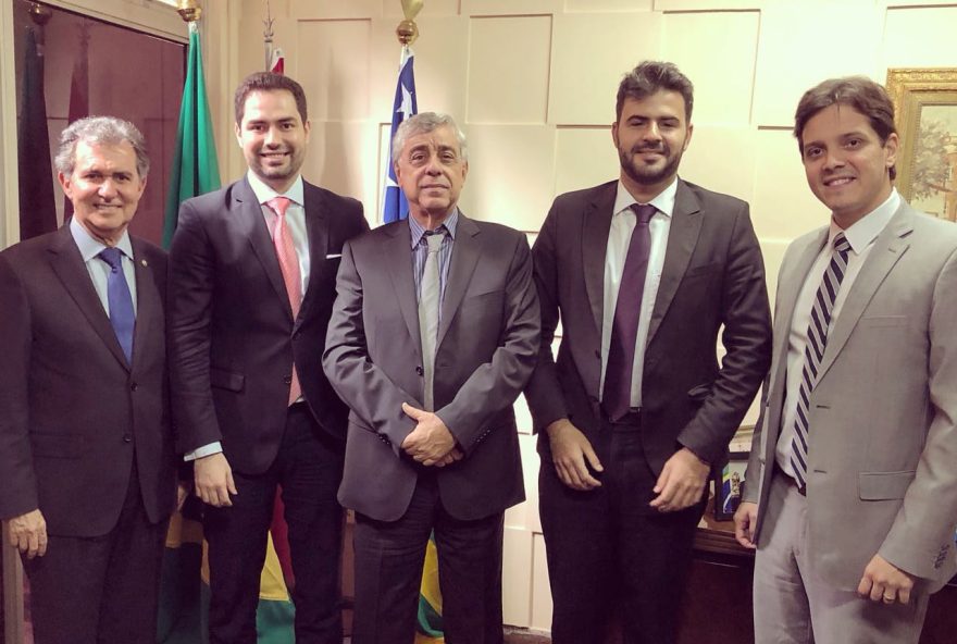 ENCONTRO Desembargador Itamar de Lima, Diego Amaral, desembargador Gilberto Marques Filho, Diogo Figueiredo e o Deputado Estadual Marquinho Palmerston se encontraram para falar sobre congresso que acontecerá em Junho: O 2º Congresso Goiano de Direito Imobiliário e Urbanístico (FOTO:
NATHAN SAMPAIO)