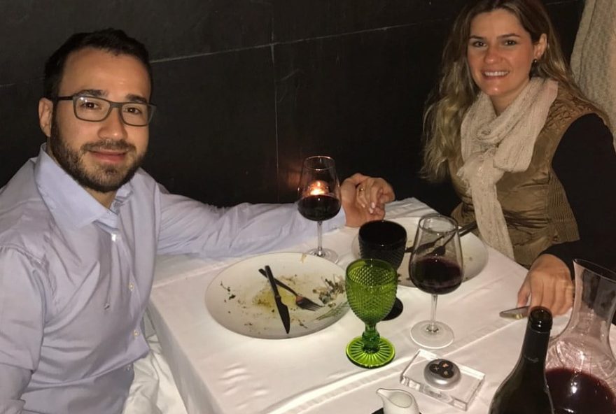 O casal Maikkel Reis e Thais Palhares jantando no restaurante Frade dos Mares, em Lisboa