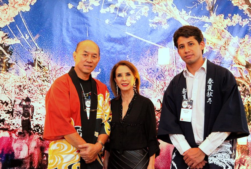 O Presidente do Conselho JadirMatsui e o vice-diretor Marco Túlio Toguchi receberam a Secretária Raquel Teixeira, durante o Bon Odori 2017 - 15ª Edição do Festival da Comunidade Japonesa em Goiânia, no Kaikan
FOTO: ELTON SHIRAISHI