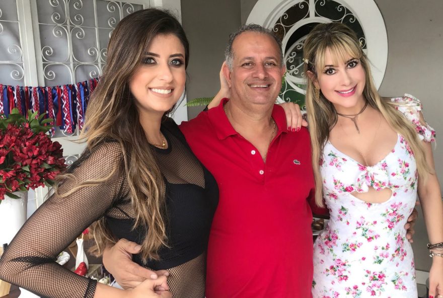 #Nova idade. A blogueira Raphaella Lobo, que reside em São Paulo, veio à Goiânia passar a data do aniversário de seu pai, Fidencio Lobo. A amiga Ana Carla Maia também estava no almoço de confraternização