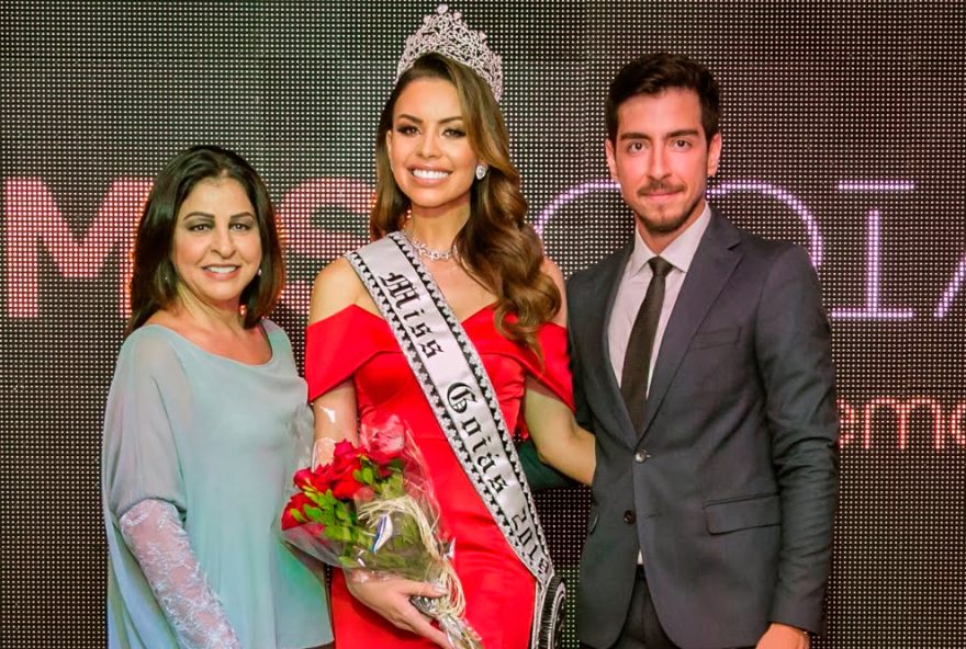 FAIXA. A modelo goiana e estudante de Direito, Giovanna Veríssimo, de 23 anos, é a escolhida para representar Goiás no Miss Brasil e foi coroada Miss Goiás 2018 na segunda-feira (29), no restaurante Confraria das Republikhas. Na foto, ela está entre os organizadores do evento Fátima Abranches e Armando Abranches (FOTO:CÉLIO SOUZA)