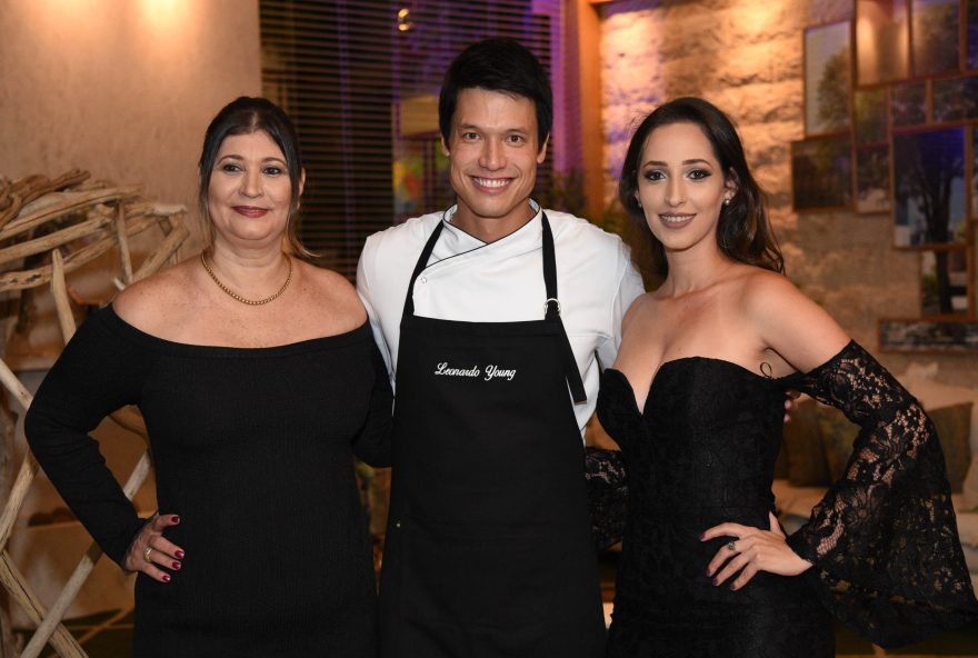 #Paladar. O chef Leonardo Young, campeão do programa Master Chef, esteve em Goiânia, à convite do Club Stile, realizando um jantar na CasaCor Goiás, na noite desta segunda-feira (29). Na foto, ao lado de Cristina Ribeiro e Rafaella Clemonez, da Revista Stile