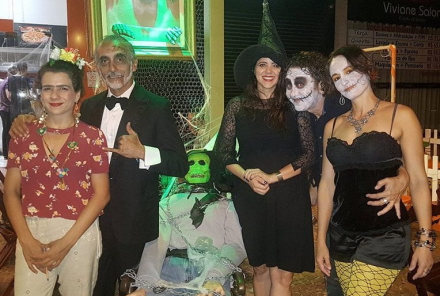 DIA DAS BRUXAS Tati Monteiro e o chef Carlinhos Monteiro (à esq.) realizaram na Kealoha Fast Pizza a noite de Halloween, no sábado (29). Na foto, eles posam com Karla Rady, Rai Alves e Mônica Poli