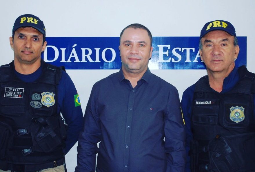 Entrevista. Na tarde de ontem, os inspetores da Polícia Rodoviária Federal (PRF) NEWTON MORAIS e JANDER COSTA, foram recebidos na redação do Jornal Diário do Estado, no Setor Sul, pelo jornalista e empresário ALEXANDRE BRAGA. Eles deram entrevista ao vivo. Para conferir a matéria, acesse o site www.diariodoestadogo.com.br ou pelo facebook