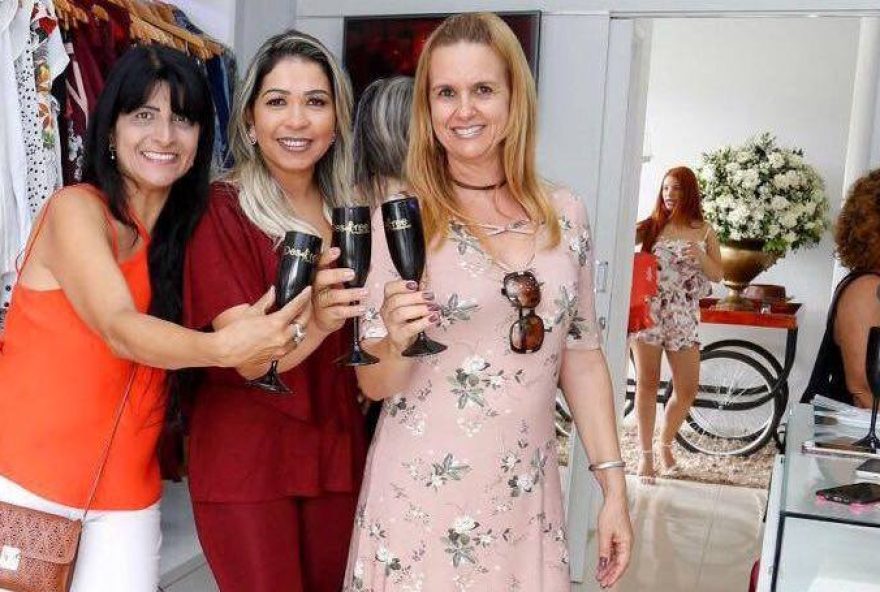 A arquiteta Claudia Oliveira e a advogada Jame Balestrim prestigiaram a empresária Edileuse Neves (ao centro), no coquetel de inauguração da Boutique Desiree