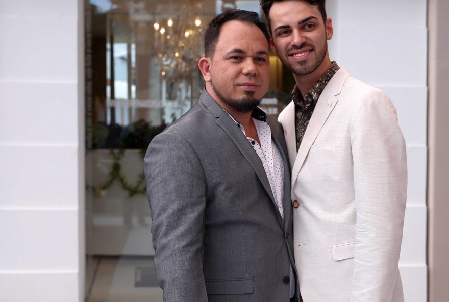 Ao lado do stylist Patrick Noronha, o estilista Fernando Peixoto (à esquerda)
recebeu convidados durante o coquetel-desfile da sua nova coleção de vestidos de noivas voltados para Destination Wedding, batizada de “Perlé Collection”, em seu ateliê, no Setor Marista
Foto: Andrea Karla/ Photo Art