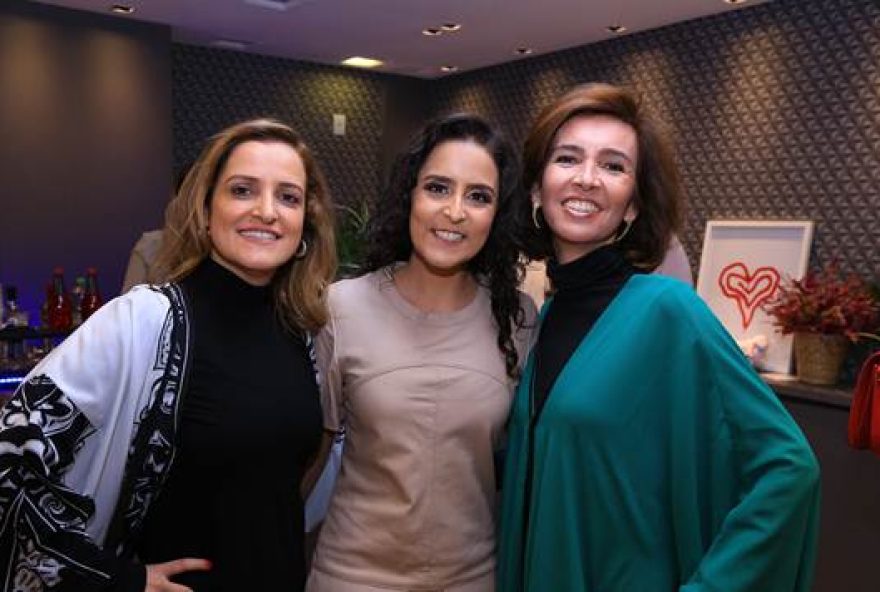 Moda – Arquiteta Mariela Romano recebeu Renata Rocha Galvão (à esquerda) e Glycia Mundim Zendrom na inauguração da Santa Maison Pop Up Store
FOTO: GEOVANNA CRISTINA