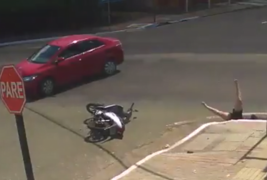 05ago2020-motociclista-cai-em-bueiro-apos-ser-atingida-por-carro-1596714307730_v2_1433x773