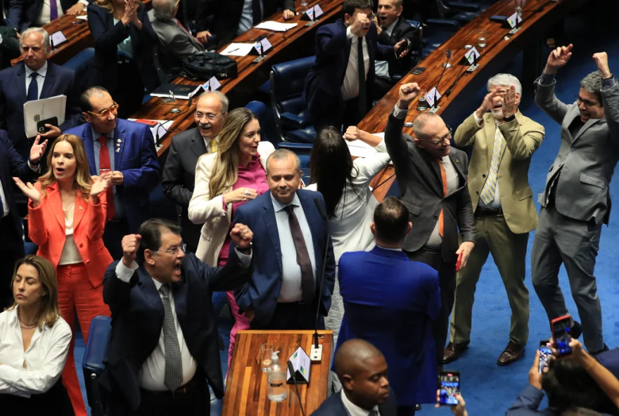 Senado aprova reforma tributária; texto volta à Câmara