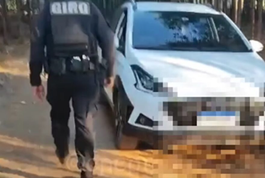 Dentro do carro abandonado, foram encontradas 27 peças de substância semelhante à cocaína (Foto: Divulgação - PMGO)