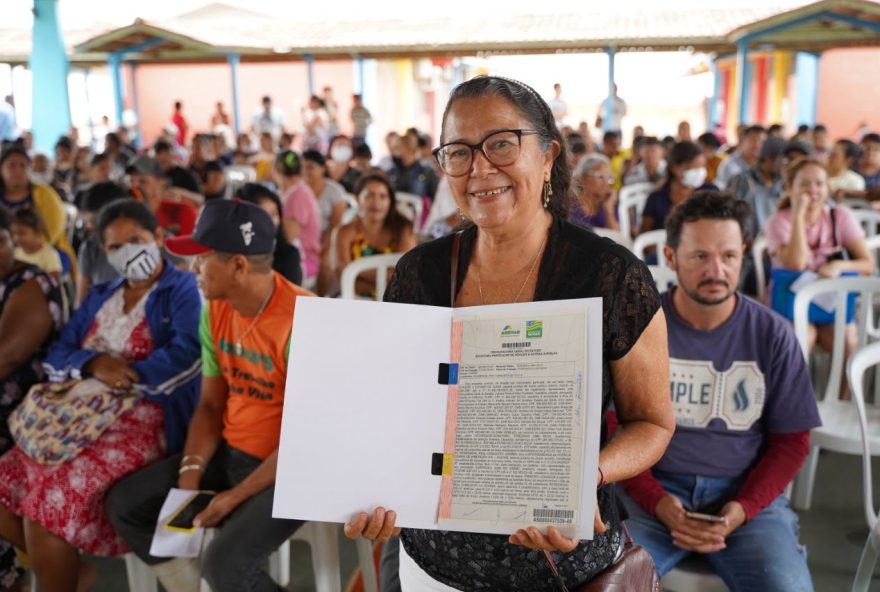 Moradora beneficiada pelo programa Pra Ter Onde Morar, com Escritura em mãos. (Reprodução/Octacílio Queiroz)