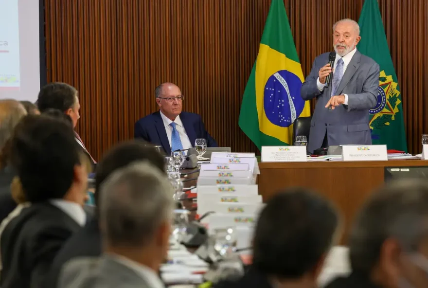 "Falta muito para fazer", diz Lula ao abrir reunião ministerial