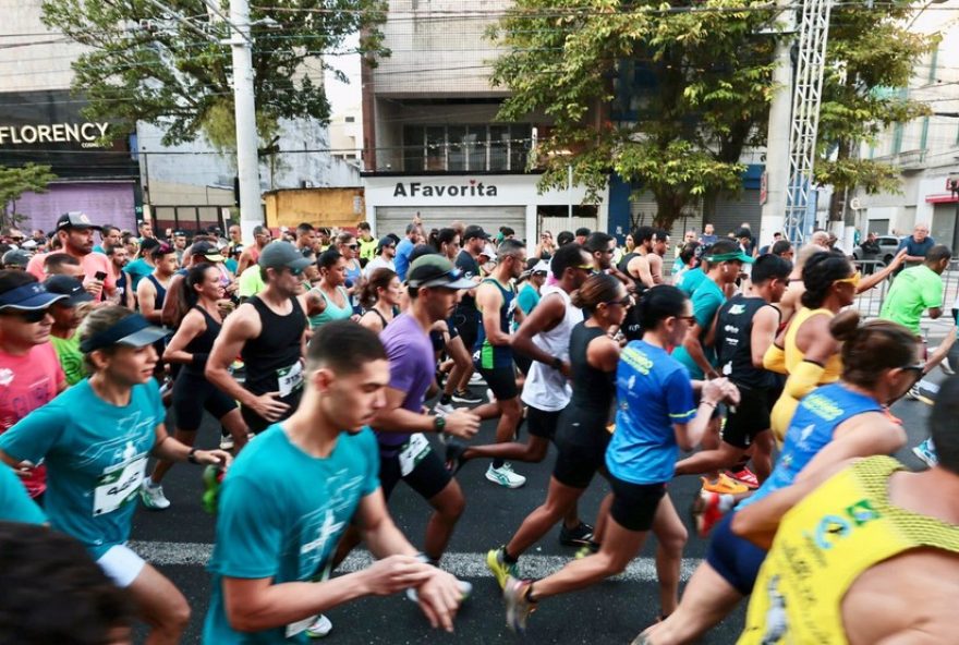 10-km-tribuna-fm-terra-santos3A-prova-de-10-km-em-santos-reune-25-mil-pessoas-e-consagra-vencedores