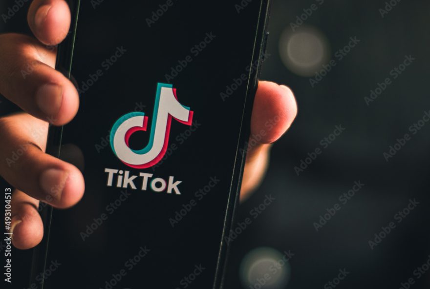 A Câmara dos Deputados dos Estados Unidos votou nesta quarta para aprovar  um projeto de lei que promete banir o TikTok do país
(Foto: Freepik)