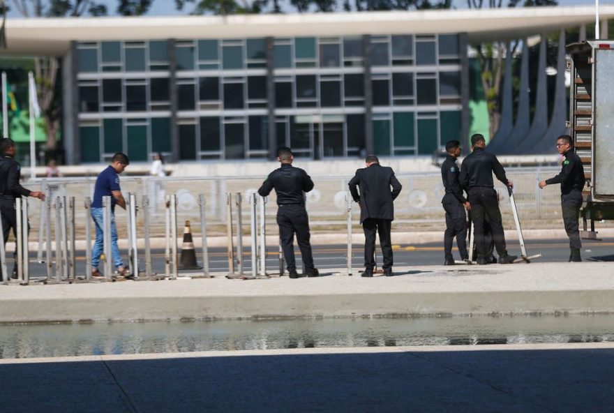 Equipamentos cercavam o prédio desde 2013 quando houve protestos.
(Foto:Reprodução/ Agência Brasil)