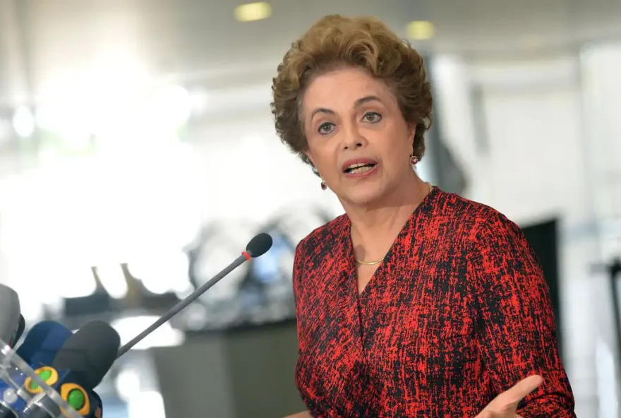 Dilma é questionada sobre viagem de 1ª classe e rebate passageira: “eu sou presidente de banco, querida” (Reprodução/Agência Brasil)