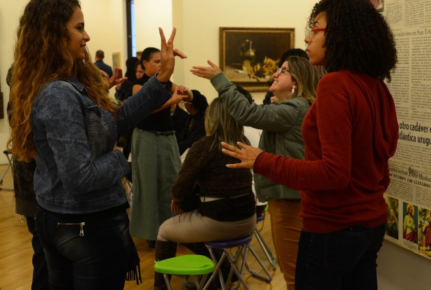 Baixa remunerçaão para intérpretes e restrição para ensino da Libras na educação ajudam a explicar parte dos problemas enfrentados pelos surdos. (Foto: Rovena Rosa/Agência Brasil)