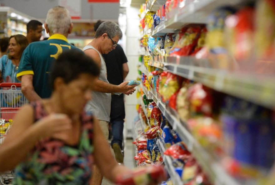 Preços bastante atrativos deve ser em todos os setores do supermercado, inclusive nos eletroportáteis, durante a Black Friday. (Fotos: Tânia Rêgo/Agência Rêgo)