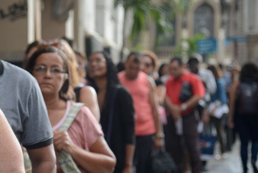 A  explicação para o aumento de pessoas na fila pelo Auxilio Brasil seriam as alterações na matriz do programa. (Foto: Tânia Rêgo/Agência Brasil)