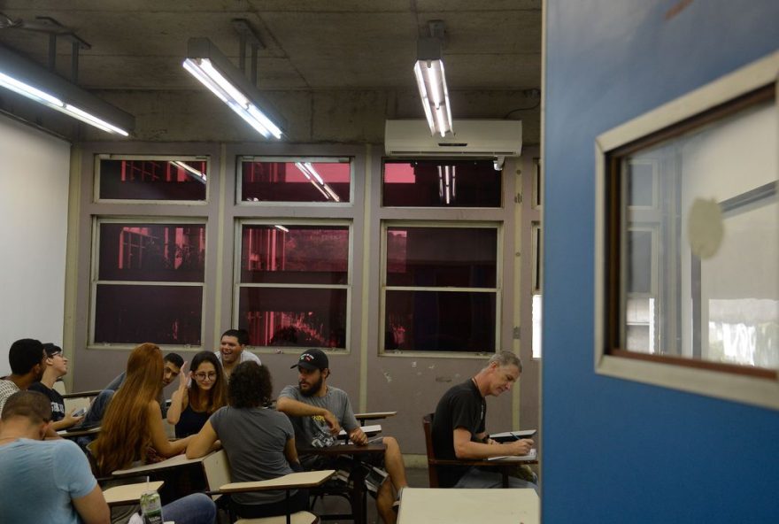 Autor do texto defende taxa para estudantes que possam pagar e alega que a gratuidade universal promove desigualdade. (Foto: Tânia Rêgo/Agência Brasil)