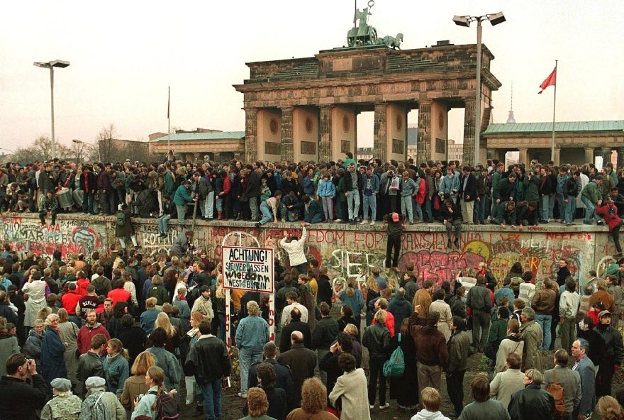 10nov1989-queda-do-muro-de-berlim-alemaes-orientais-aglomeram-se-sobre-o-muro-de-berlim-um-dia-depois-de-o-governo-comunista-liberar-a-passagem-para-o-ocidente-1573247809713_v2_1920x1080